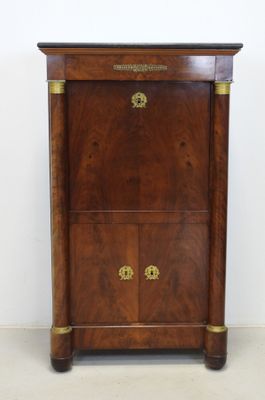 une photo d'une armoire en bois avec des ferrures en laiton