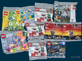 il y a beaucoup de Lego dans le sac posé sur la table