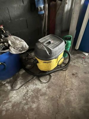 un aspirateur jaune et noir posé par terre