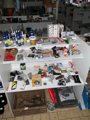 une table blanche sur laquelle sont posés de nombreux objets, dans une pièce