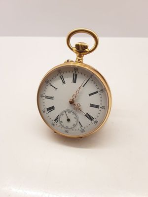 une image d'une montre de poche en or avec des chiffres romains sur le cadran