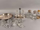 beaucoup d'objets en argent et en verre sur la table