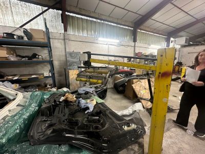 une femme debout à côté d'une voiture dans un garage
