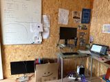 un bureau sur lequel sont posés un ordinateur portable et un écran, dans une pièce