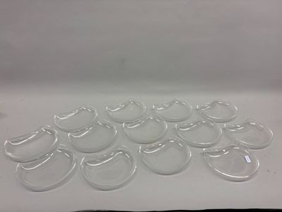 beaucoup de verres vides posés sur une surface blanche