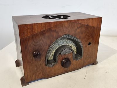 une vieille radio posée sur une table
