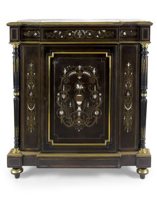 une armoire en bois ornée d'un motif décoratif sur la façade