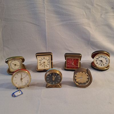 de nombreux types d'horloges posées sur une surface blanche