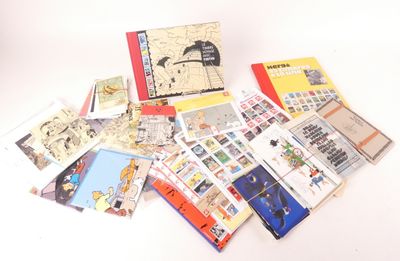 une pile de livres posés sur une table