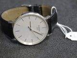 une montre posée sur une table avec une étiquette de prix