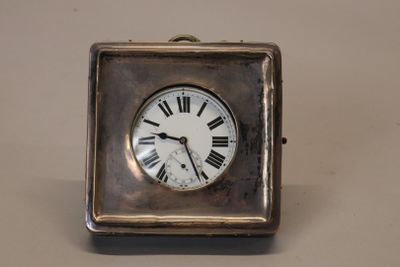 une horloge en argent avec des chiffres romains sur le cadran