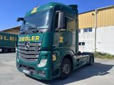 un camion vert garé devant un immeuble