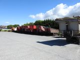 un train qui roule sur les rails dans le parking