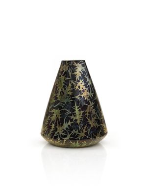 gros plan d'un vase sur une surface blanche