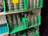 une étagère remplie de bouteilles en verre vides dans un magasin