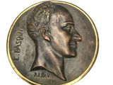 Gros plan sur une pièce de monnaie portant le visage d'un homme