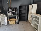 une photo d'une cuisine équipée de nombreux appareils électroménagers