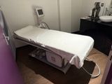un lit recouvert d'un drap blanc dans une chambre