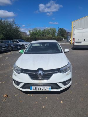 une voiture blanche garée dans un parking
