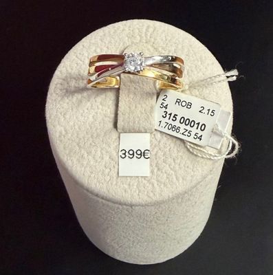 deux bagues posées sur une boîte blanche