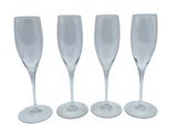 trois verres à vin vides empilés les uns sur les autres sur une surface blanche