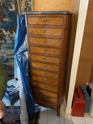 Un chiffonnier en bois de placage style transition