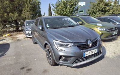 de nombreuses voitures garées sur le parking