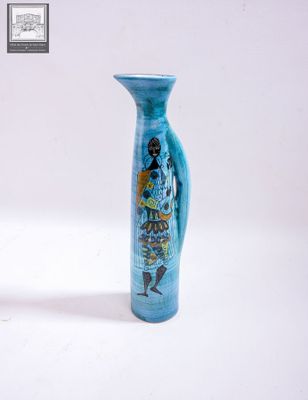 un vase bleu avec l'image d'une femme dessus