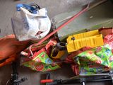 une pile d'objets hétéroclites posés sur le sol