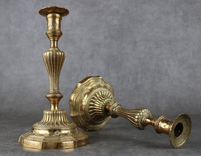 paire de chandeliers anciens en laiton sur fond gris