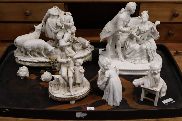 Lot : cinq sujets en biscuits : groupe « scène galante à la joueu...
