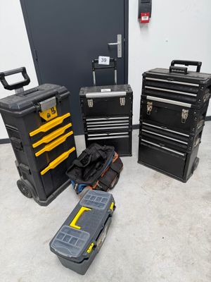 trois coffres à outils noirs et jaunes et une mallette à outils noire et jaune