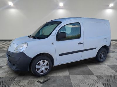 la photo d'une camionnette blanche sur un sol en damier