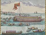 de nombreux bateaux à l'eau avec des gens à bord