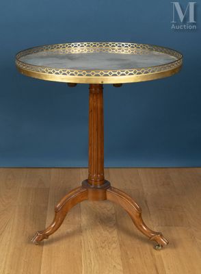 une petite table avec un plateau circulaire posé sur un piètement en bois