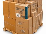 des cartons empilés sur des palettes, sur une palette avec un fond blanc