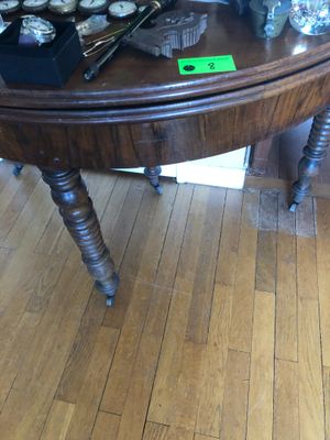 une petite table sur laquelle sont posés de nombreux objets