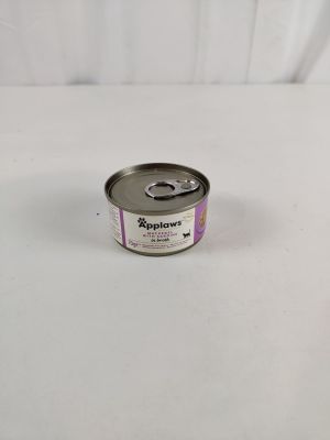 une boîte de nourriture pour chien posée sur une table blanche
