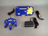 une console Nintendo Wii avec un Pikachu dessus