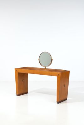 une petite table en bois sur laquelle se trouve un miroir