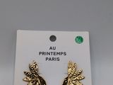 une paire de boucles d'oreilles en or ornées de feuilles