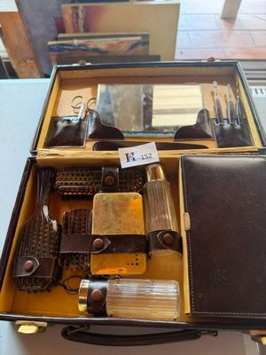 une valise remplie de choses