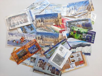 une pile de cartes postales posée sur une surface blanche