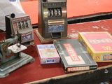 de nombreux types différents de machines à sous sur la table