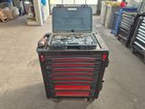 une photo d'un chariot à outils contenant des outils