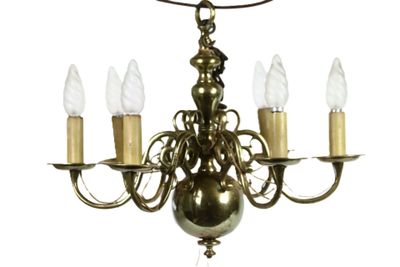 un lustre en laiton à cinq lumières