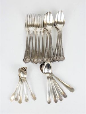 beaucoup de cuillères en argent et de cuillères sur une table