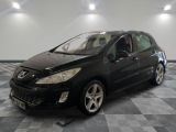 la photo d'une voiture noire garée dans un garage