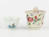 deux bols en porcelaine chinoise et un petit bol orné d'un personnage au centre