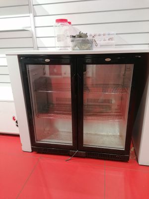 deux réfrigérateurs posés à même le sol dans un magasin